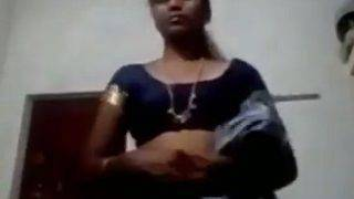 Mami Tamil Melepas Sari Dengan Menggoda