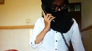 Pelayan Hotel Menggoda Miss Hijab Di Kamar Dengan Rayuan Mesum