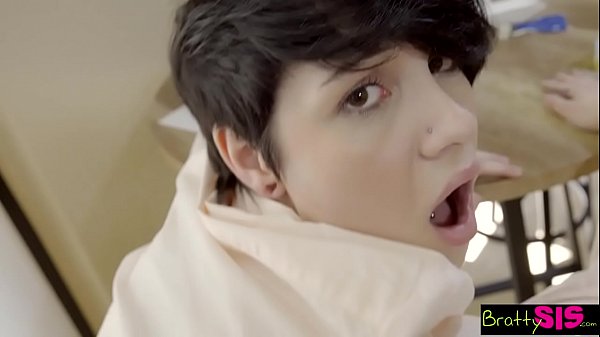 Bratty – Ngentot Adik Tiriku Di Kasur Orang Tua
