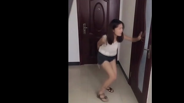 Gadis Tiongkok Sangat Tak Tahan Ingin Kencing