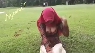 Hijab Hot Pamer Tubuh Seksi Di Taman