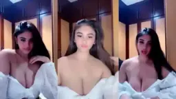 Kylie Dengan Atasan Transparan Yang Menggoda