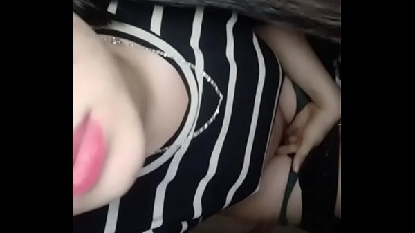 Tubuhnya Basah Kuyup, Bibir Terbuka Menanti Sentuhan Liar Yang Tak Tertahankan.