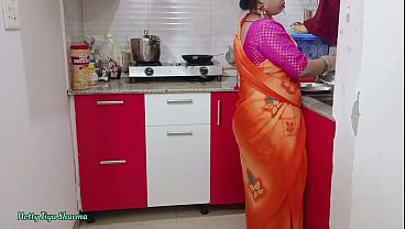 Desi Bhabhi Digoda Di Dapur, Dihajar Kontol Gede Sampai Meraung