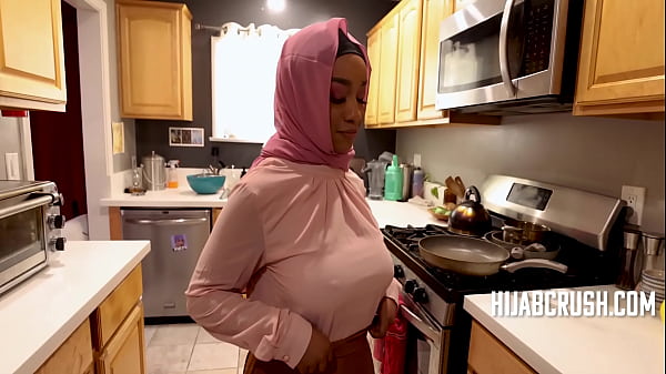 Curvy Ebony Hijabnya Ngebut Nikmat Banget- Lily Starfire