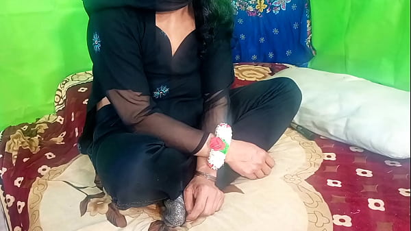 Baju Hitam Ngepas, Bhabhi Desi Pakai Hijab, Dijimak Brutal Dari Belakang Sama Kontol Si Devar Indo, Ngentot Memek Bontot Gaya Doggy.