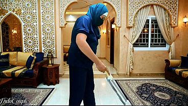 Pelayan Rumah Tangga Indonesia Berhijab Disuruh Nyedot Kontol Majikan Dan Telan Mani.