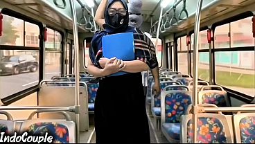 Istri Muslim Pulang Kampus Naik Bis Sendirian, Langsung Digaruk Orang Asing Di Balik Hijabnya.