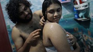 Cewek India Mandi Panas Sama Kakak Tiri, Romantis Basah Kuyup.
