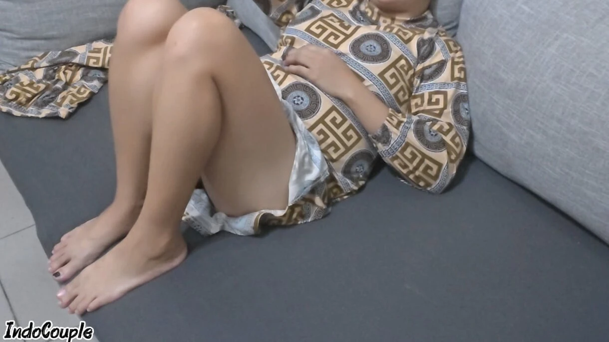 Adik Tiri Colok Di Ruang Tamu Aku Bantuin Dia Puas