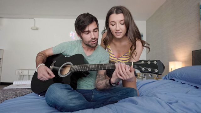 Guru Gitar Paling Hot, Bikin Kamu Mau Belajar Sampai Lupa Diri