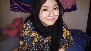 Hijab Berkacamata Lagi Belajar Colmek, Makin Greget Makin Seru.