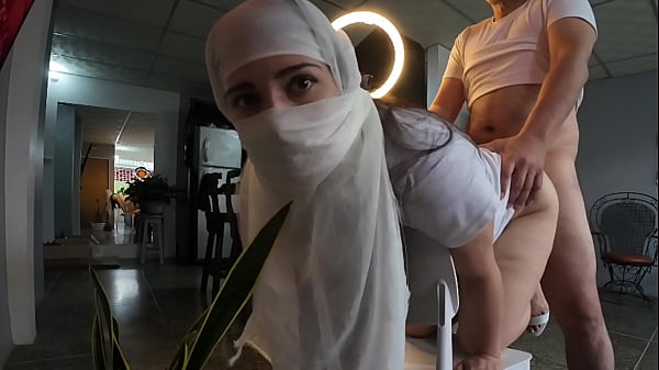 Ibu-ibu Berjilbab Digocok Keras Sampai Crot Di Pantat
