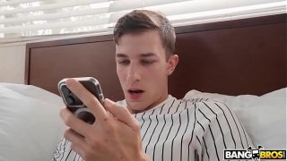 Bangbros – Tiffani Madison Si Ibu Tiri Seksi Bantu Anak Tiri Parker Ambrose Fokus Belajar Dengan Mengulum Kontolnya