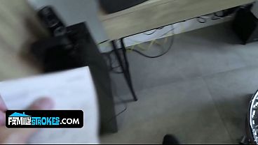 Anak Tiri Cewek Latin Menggoda Ayah Tirinya Dengan Tubuh Seksi Yang Bikin Ngilu.