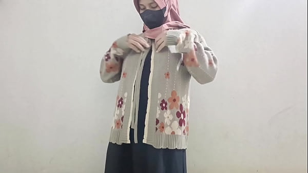 Gadis Berjilbab Colmek Pakai Timun, Basah Kuyup Nikmatin Sendiri.