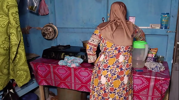 Ngentotin Bini Temen Pas Lagi Masak, Eeknya Basah Semua.
