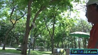 Gadis Thailand Mungil Dijemput Naik Tuk Tuk, Langsung Digenjot Keras Sampai Mampus.