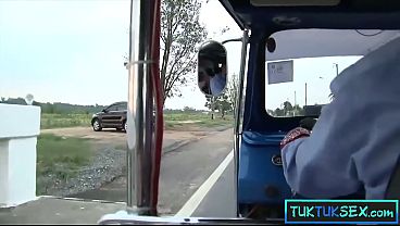 Ibu-ibu Thailand Amatir Digebuk Di Pinggir Jalan, Terus Digiring Buat Tamasya Panas