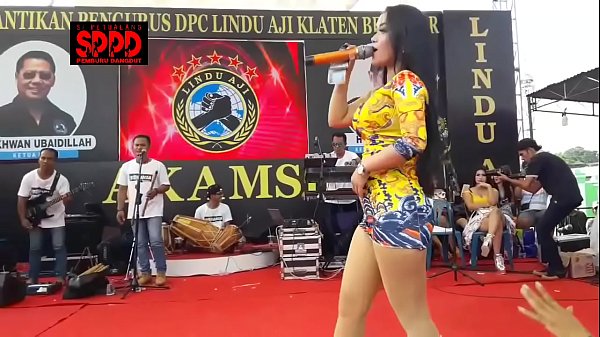 Tarian Erotis Indonesia – Sintya Riske Ngebor Panggung Dengan Goyangan Liar