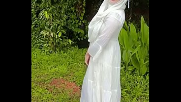 Nunjukin Pantat Hijab Gue Di Luar, Bikin Panas Mata Siapa Aja Yang Lihat