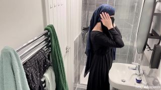 Gila! Gak Nyangka Cewek Arab Bisa Ngelakuin Itu. Aku Lihat Langsung Cewek Arab Berhijab Lagi Colmek Di Kamar Mandi.