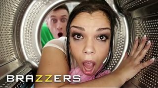 Brazzers – Cewek Macet Situasi, Kena Gede-gedean Sama Bintang Porno Paling Hot