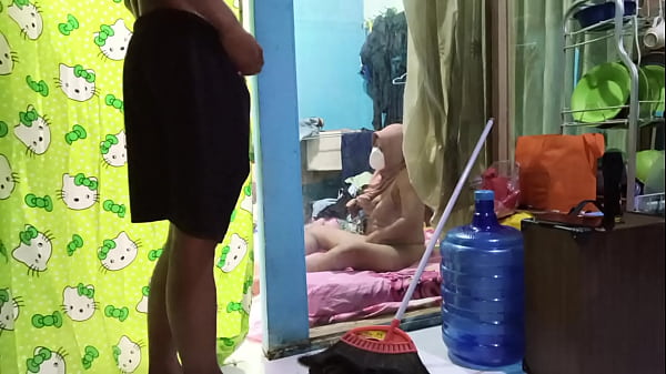 Ngentotin Bini Temen Pas Lagi Mainin Memek Sendiri