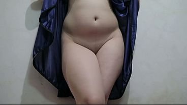 Cewek Indo Pake Lingerie Biru, Jongkok Sambil Colmek, Keliatan Basah Banget.