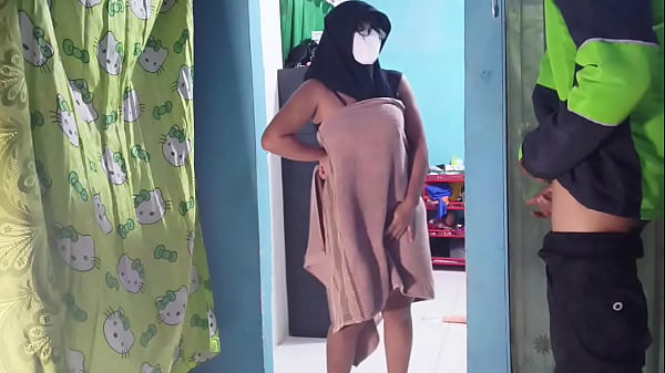 Lagi Asyik Mainin Kontol, Tiba-tiba Ojol Ngeliat Dari Jendela.