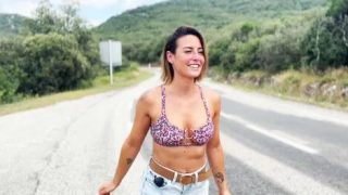 Pam Jalan-jalan Di Ardèche, Pamerin Bokong Sambil Goyangin Pantat Basah!