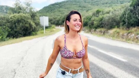 Pam Jalan-jalan Di Ardèche, Pamerin Bokong Sambil Goyangin Pantat Basah!