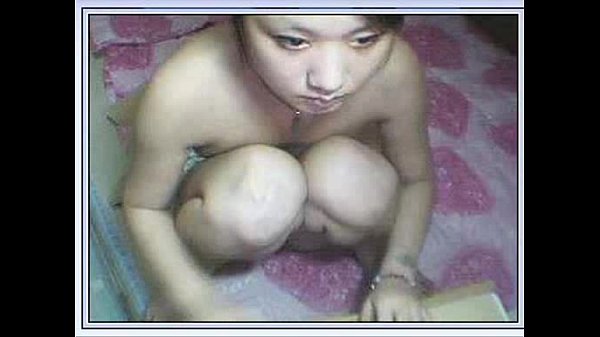 Gadis Kecil Mungil Cina Melebarkan Kakinya Di Depan Kamera