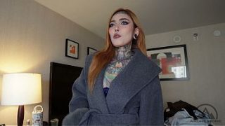 Nggak Tahan Liat Pemandangan, Si Cewek Asia Tatoan Lidah Bercabang Ini Milih Ngerasain Kontol Stepbro-nya.