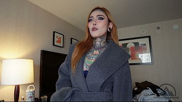 Nggak Tahan Liat Pemandangan, Si Cewek Asia Tatoan Lidah Bercabang Ini Milih Ngerasain Kontol Stepbro-nya.