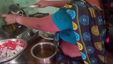 Ibu Rumah Tangga India Lagi Masak Sambil Main Seru Dengan Pacar Di Dapur, Bikin Bumbu Dapur Jadi Basah Kuyup.