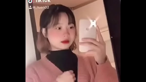 Goyangin Pantat Montok, Bibir Merah Basah, Siap Bikin Lo Ngiler.