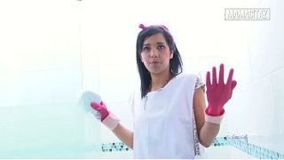 Biksu Hotel Pake Sarung Tangan Karet, Nunduk Sambil Ngelap Pancuran, Bikin Makin Basah