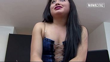 Gondrongan Montok Cewek Latin Bengkok Pake Rok Mini… Dia Nggak Bisa Berhenti Ngeremas Pantatnya.