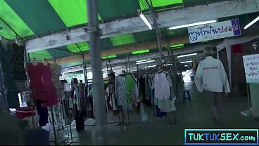 Lidahnya Ditindik, Ibu Mungil Thailand Ini Digilir Dua Bule