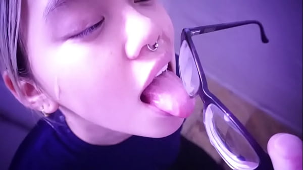 Cewek Asia Sange Nungguin Majikannya, Dia Jilat Habis Kontol Di Kacamatanya. Tonton Video Full Di Sabelarsene.com