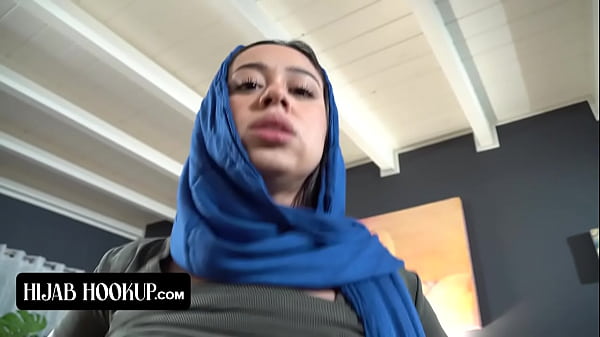 Nakal Banget, Cewek Arab Ini Nyedot Kontol Kakak Tirinya Biar Dia Diem Soal Rahasia Dari Ortu Tiri Yang Galak.