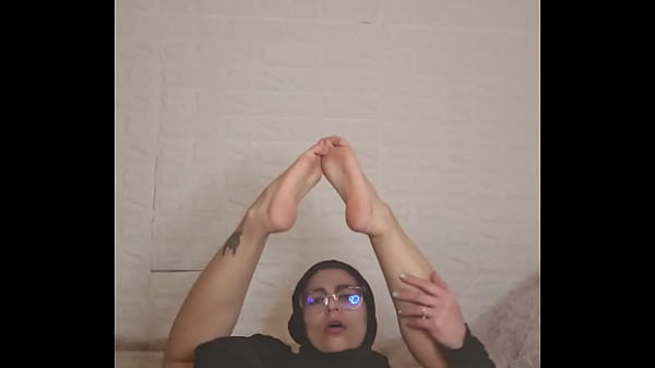 Video Bokep Istri Arab Berjilbab Nikab Pamer Kaki Mulus
