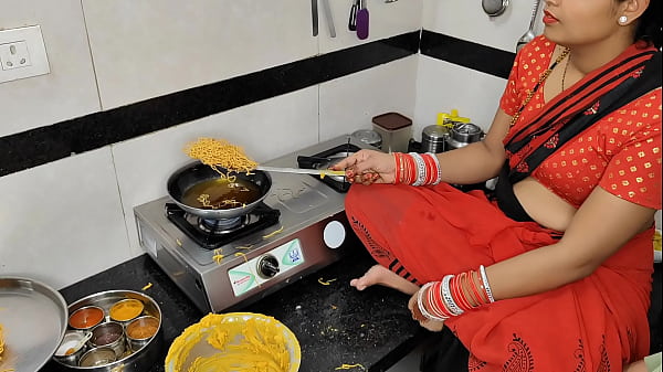 कोमल दिवाली पर नमकीन बना रही थी, तभी देवर ने भाभी को कमरे में ले जाकर चोद दिया