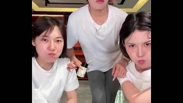 Cô Nàng Lùn Của Trung Quốc Mê Mệt Mọi ánh Nhìn