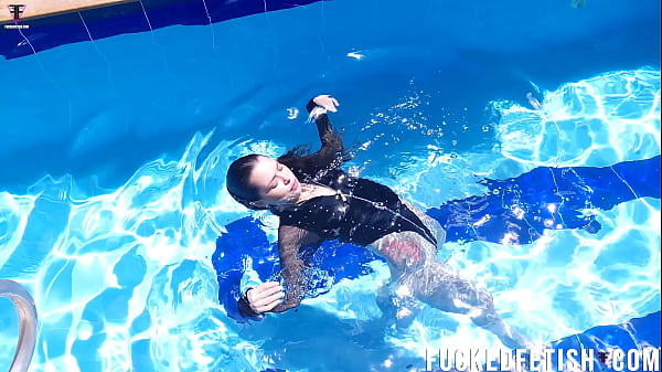 Jessica Bunny Berenang Di Kolam, Basah Kuyup Menggoda