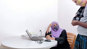 Bankir Hijab Montok Digocoh Sama Petani Desa, Crot Di Dalem, Desi Sange Parah