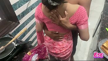 Desi Bhabhi Lagi Dapur Masak, Tiba-tiba Digebukin Dari Belakang, Crot Di Dapur.