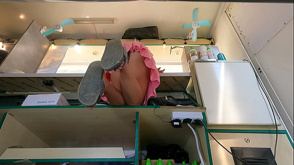 Lihat Tuh, Si Jalang Ini Bikin Ngiler Pas Bungkuk Di Meja – Sudut Pandang Dari Bawah Rok.
