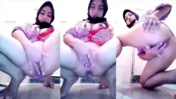 Colmek Cewek Cantik Berjilbab, Bibir Merah, Suara Nafas Bikin Ngilu.